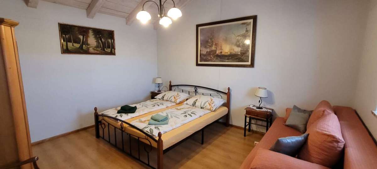 Posest z dvema kamnitima hišama in bazenom